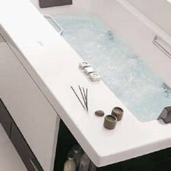 The Keops Evolution - Compact Modern Bathtub With Spa Features