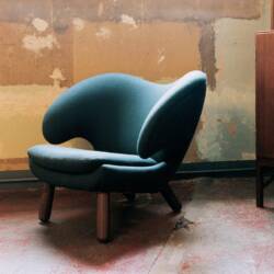 blue-modern-Pelican-armchair-by-Finn-Juhl