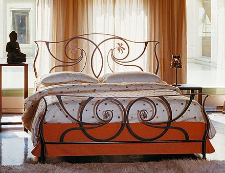 Contemporary-style-oxidized-copper-bed